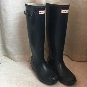 Hunter navy rain boots! Original tall